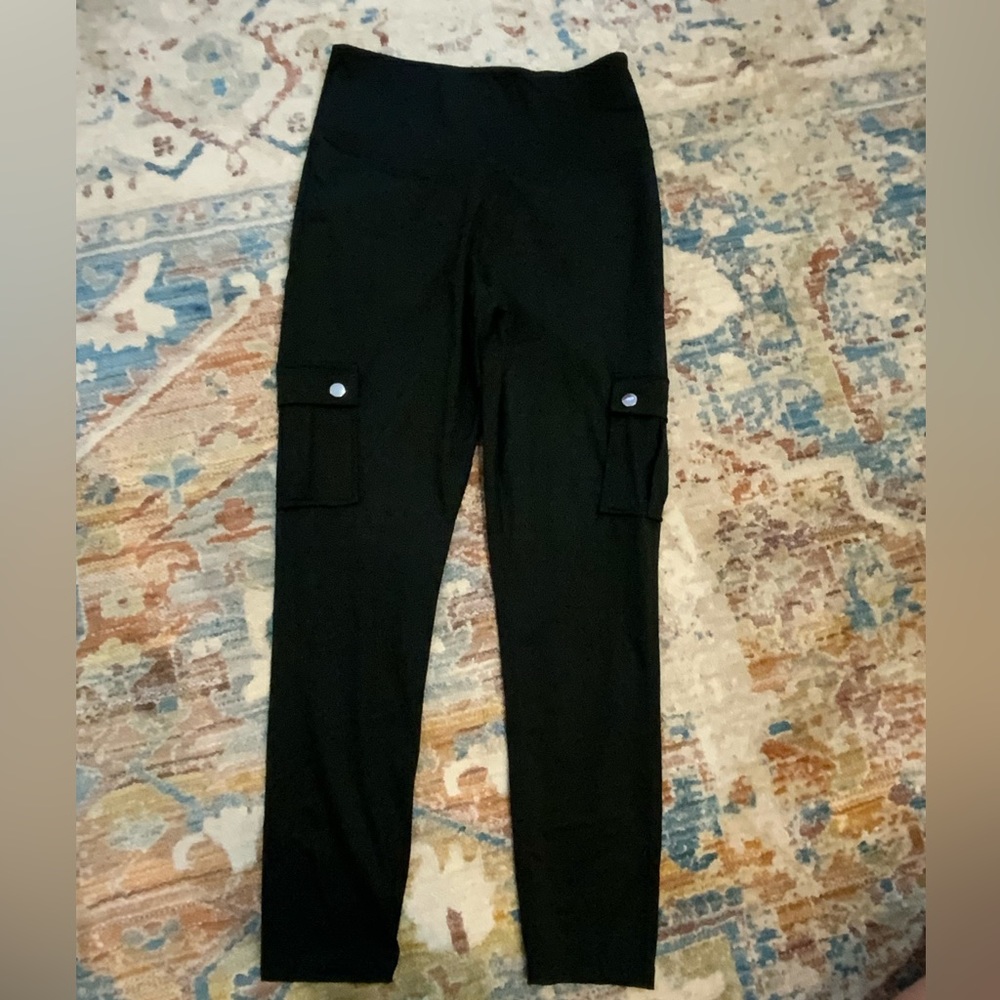 Black leggings with pockets and snap embellishments size Large